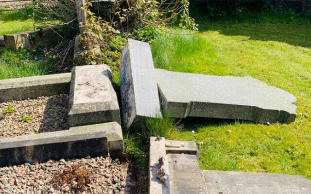 Les conséquences du vandalisme dans la section juive d'un cimetière municipal à Belfast, en Irlande du Nord, le 16 avril 2021. (Autorisation de Steven Corr, via JTA)