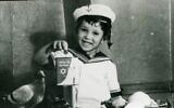 Sur cette photo non datée, un enfant brandit une boîte bleue du KKL-JNF pour collecter des dons. La boîte bleue était l'un des premiers moyens de collecter des fonds pour le tout jeune Fonds national juif KKL-JNF et était courante dans de nombreux foyers juifs. (Crédit : Autorisation/JNF-KKL)