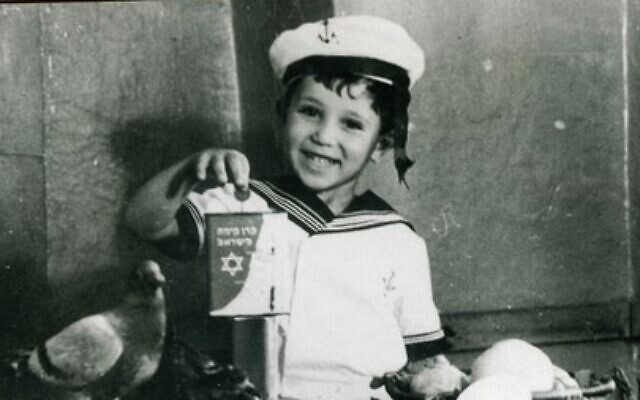 Sur cette photo non datée, un enfant brandit une boîte bleue du KKL-JNF pour collecter des dons. La boîte bleue était l'un des premiers moyens de collecter des fonds pour le tout jeune Fonds national juif KKL-JNF et était courante dans de nombreux foyers juifs. (Crédit : Autorisation/JNF-KKL) Sur cette photo non datée, un enfant brandit une boîte bleue du KKL-JNF pour collecter des dons. La boîte bleue était l'un des premiers moyens de collecter des fonds pour le tout jeune Fonds national juif KKL-JNF et était courante dans de nombreux foyers juifs. (Crédit : Autorisation/JNF-KKL)