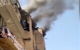 Un appartement en feu à Rishon Lezion, le 28 avril 2021. (Capture d'écran Douzième chaîne)