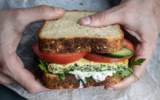 Le sandwich "havita" à l'omelette de Shosh, la nouvelle adresse parisienne du chef israélien Assaf Granit. (Crédit : shosh.paris / Instagram)