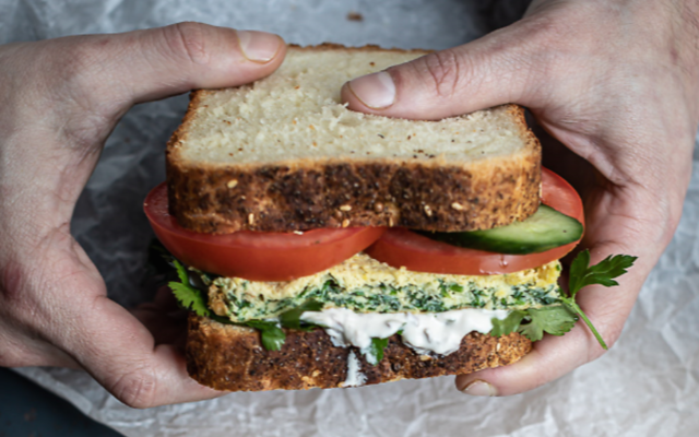 Le sandwich "havita" à l'omelette de Shosh, la nouvelle adresse parisienne du chef israélien Assaf Granit. (Crédit : shosh.paris / Instagram)
