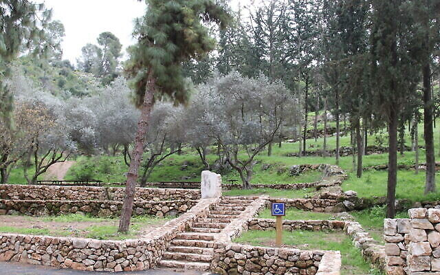Le jardin du monument Mahal pour les volontaires étrangers de l'armée israélienne. (Crédit : Shmuel Bar-Am) Le jardin du monument Mahal pour les volontaires étrangers de l'armée israélienne. (Crédit : Shmuel Bar-Am)