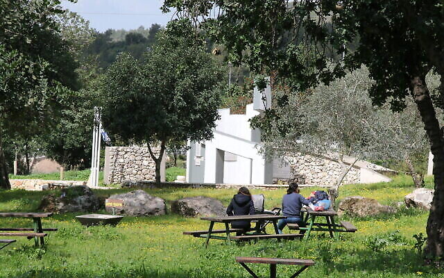 Des visiteurs sur l'aire de pique-nique du mémorial MaHal en hommage aux volontaires étrangères ayant servi dans l'armée israélienne. (Crédit : Shmuel Bar-Am) Des visiteurs sur l'aire de pique-nique du mémorial MaHal en hommage aux volontaires étrangères ayant servi dans l'armée israélienne. (Crédit : Shmuel Bar-Am)
