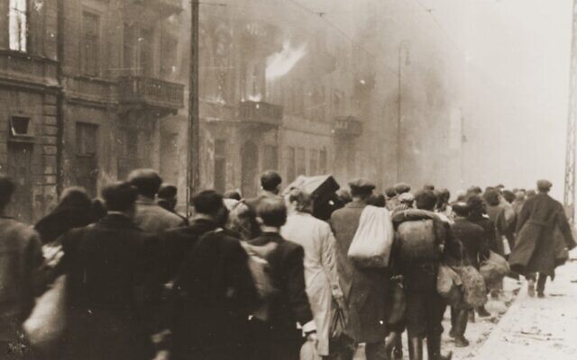 Des Juifs évacués du ghetto lors de la révolte du ghetto de Varsovie en avril et mai 1943. (Domaine public) Des Juifs évacués du ghetto lors de la révolte du ghetto de Varsovie en avril et mai 1943. (Domaine public)