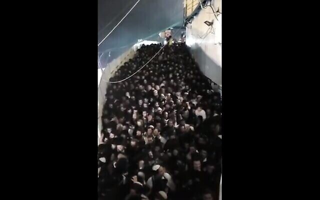La foule dans les moments qui ont précédé la tragédie au mont Meron, le 30 avril 2021. (Capture d'écran) La foule dans les moments qui ont précédé la tragédie au mont Meron, le 30 avril 2021. (Capture d'écran)