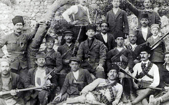 Quelques-uns des 250 Arméniens qui avaient pris les armes contre les Turcs, et qui s'étaient réfugiés à Musa Dagh en 1915 (Crédit : Domaine public)