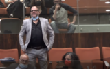 Le député de la Liste arabe unie Ofer Cassif pendant la prestation de serment de la 24è Knesset à Jérusalem, le 6 avril 2021. (Capture d'écran : Chaîne de la Knesset)