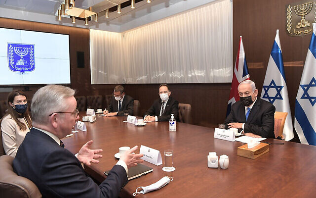 Le Premier ministre Benjamin Netanyahu rencontre le ministre britannique Michael Gove au bureau du Premier ministre à Jérusalem, le 20 avril 2021. (Crédit : Kobi Gideon/GPO)