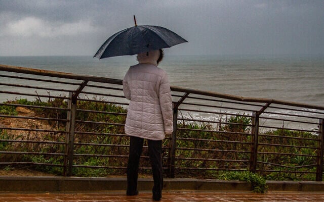 De la pluie dans la ville côtière de Netanya, le 19 février 2021. (Crédit : Flash90)