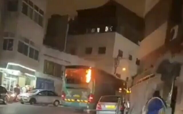 Un bus Egged incendié dans le quartier d'Issawiya, à Jérusalem-Est, après avoir été pris pour cible par des émeutiers. 'Capture d'écran : Vidéo)