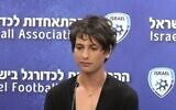 Sapir Berman, arbitre en Ligue 1 israélienne de football et connue auparavant sous le nom de Sagi Bermen, lors d'une conférence de presse, le 27 avril 2021. (Capture d'écran/Twitter)