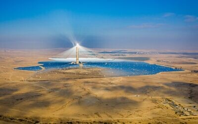 La vue de la centrale électrique d'Ashalim dans le désert du Néguev, dans le sud d'Israël, le 21 août 2020. (Crédit : Yonatan Sindel/FLASH90)