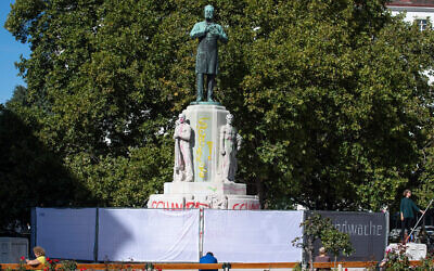 Une barrière érigée devant la statut de l'ancien maire antisémite de Vienne Karl Lueger, dans la capitale autrichienne, le 6 octobre 2020. (Crédit : Joe Klamar/AFP via Getty Images)