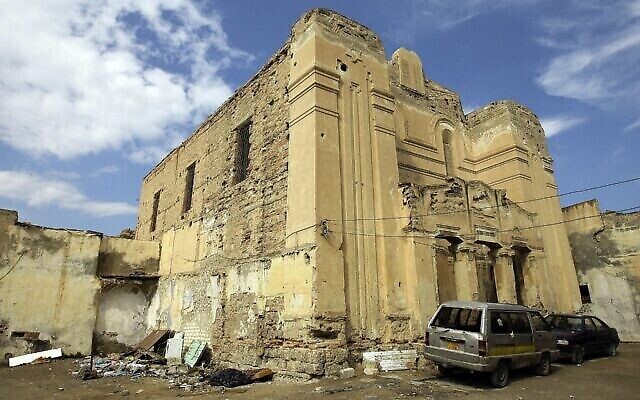 Photo de la synagogue abandonnée Dar Bishi dans la capitale libyenne de Tripoli, le 28 septembre 2011. (Joseph Eid / AFP / Getty Images via JTA)