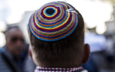 Image illustrative d'un homme portant une kippa. (Carsten Koall/Getty Images)