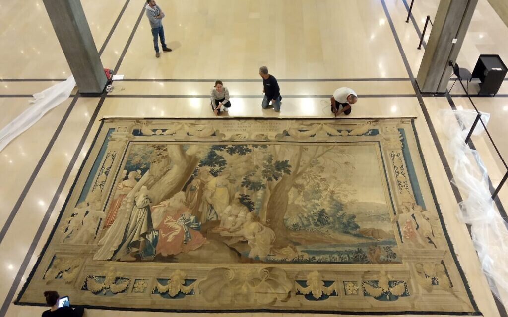Une tapisserie flamande du 17è siècle qui avait été accrochée dans l'entrée du musée d'art de Tel Aviv de 1971 et qui va être restituée à ses propriétaires d'origine, la famille Mosse de Berlin. (Autorisation : Musée des Arts de Tel Aviv) Une tapisserie flamande du 17è siècle qui avait été accrochée dans l'entrée du musée d'art de Tel Aviv de 1971 et qui va être restituée à ses propriétaires d'origine, la famille Mosse de Berlin. (Autorisation : Musée des Arts de Tel Aviv)
