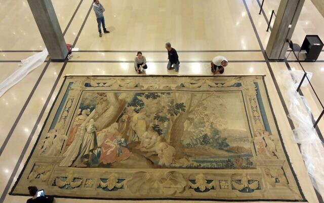 Une tapisserie flamande du 17è siècle qui avait été accrochée dans l'entrée du musée d'art de Tel Aviv de 1971 et qui va être restituée à ses propriétaires d'origine, la famille Mosse de Berlin. (Autorisation : Musée des Arts de Tel Aviv)