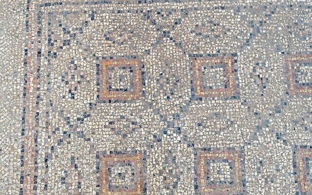 Mosaïque vieille de 1 600 ans découverte lors de fouilles archéologiques à Yavne. (Assaf Peretz/Israel Antiquities Authority)