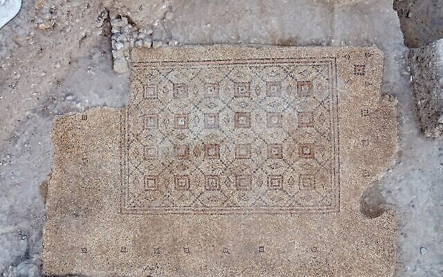 Mosaïque vieille de 1 600 ans découverte lors de fouilles archéologiques à Yavne. (Assaf Peretz/Israel Antiquities Authority)