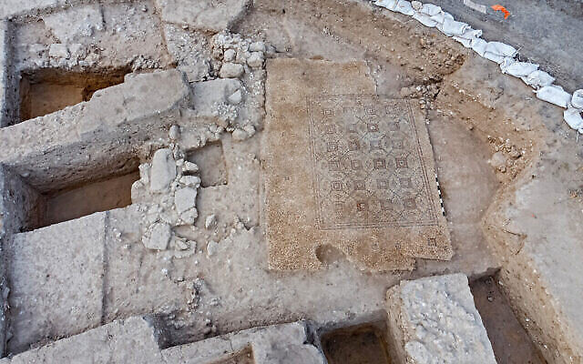 Mosaïque vieille de 1 600 ans découverte lors de fouilles archéologiques à Yavne. (Assaf Peretz/Israel Antiquities Authority)