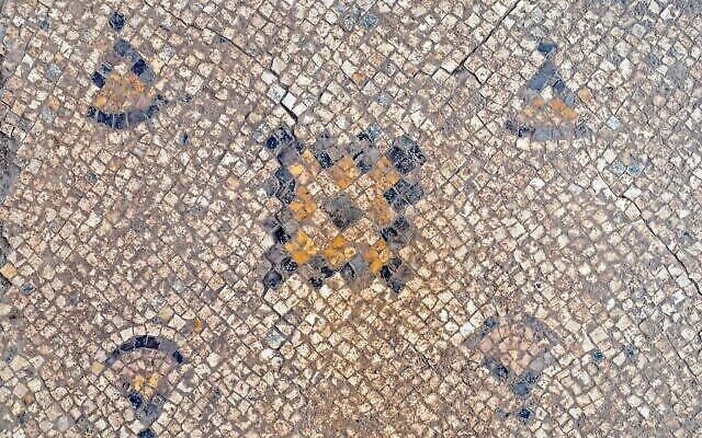 Mosaïque vieille de 1 600 ans découverte lors de fouilles archéologiques à Yavne. (Assaf Peretz/Israel Antiquities Authority)