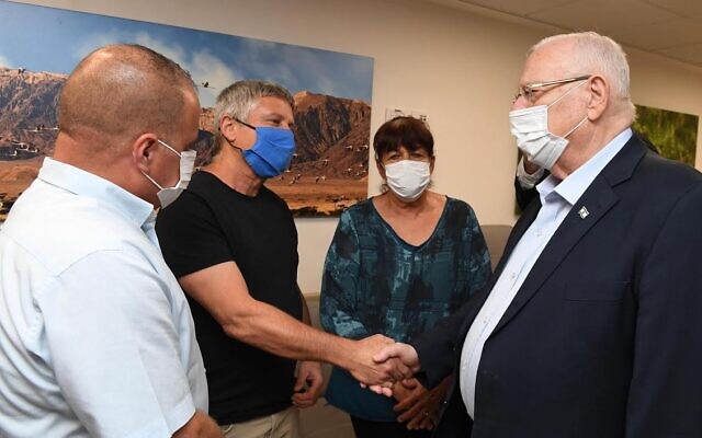 Le président d'Israël, Reuven Rivlin, visite le centre médical Barzilai d'Ashkelon, le 13 mai 2021. (Mark Neyman / GPO)