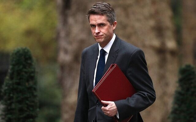 Le secrétaire à la Défense britannique de l'époque,  Gavin Williamson arrive à Downing Street pour une réunion du cabinet. (Crédit : Adrian Dennis/AFP)