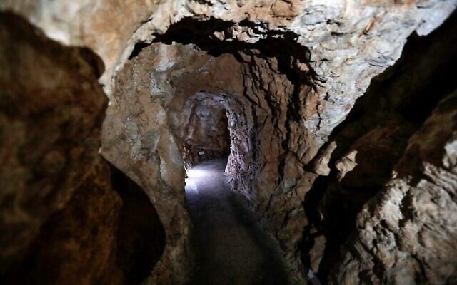 Un tunnel de 200 mètres de long construit pendant trois ans par le Hezbollah dans le bastion du groupe terroriste à Meelta, au Liban, le 22 mai 2020. (Crédit : Joseph Eid/AFP)