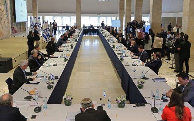 Une réunion du cabinet du nouveau gouvernement au Chagall State Hall de la Knesset à Jérusalem, le 24 mai 2020. (Abir Sultan/Pool/AFP)