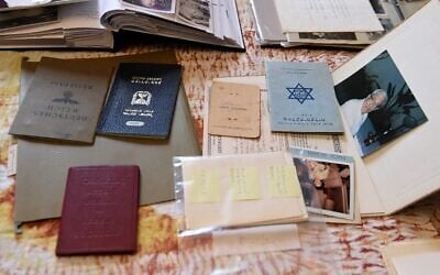 Des documents ayant appartenu au grand-père de Noah Rohrlich, Fritz Rohrlich, qui a fui le nazisme en Autriche, sont exposés le 16 mars 2021 à Falls Church, en Virginie. -(Crédit : OLIVIER DOULIERY / AFP)