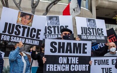 La communauté juive et l'organisation internationale d'éducation à Israël StandWithUs organisant une manifestation devant le Consulat général de France le 25 avril 2021 à Los Angeles, Californie, pour demander justice pour Sarah Halimi. - Sarah Halimi une femme juive française de 65 ans a été tuée par son voisin dans son appartement à Paris, France, en avril 2017. (Crédit : Apu Gomes/AFP)