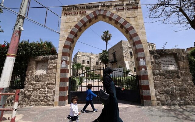 Une femme et un enfant passent devant Qasr al-Basha dans la ville de Gaza, le 21 avril 2021, où Napoléon Bonaparte a dormi plusieurs nuits pendant sa campagne en Égypte et au Levant. (Crédit : Emmanuel DUNAND / AFP) Une femme et un enfant passent devant Qasr al-Basha dans la ville de Gaza, le 21 avril 2021, où Napoléon Bonaparte a dormi plusieurs nuits pendant sa campagne en Égypte et au Levant. (Crédit : Emmanuel DUNAND / AFP)