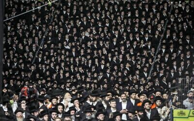 Des juifs ultra-orthodoxes se rassemblant autour de la tombe du rabbin Shimon Bar Yochai, pour célébrer la fête juive de Lag BaOmer, au Mont Meron, dans le nord d'Israël, le 29 avril 2021. (Crédit : Jalaa Marey/AFP)