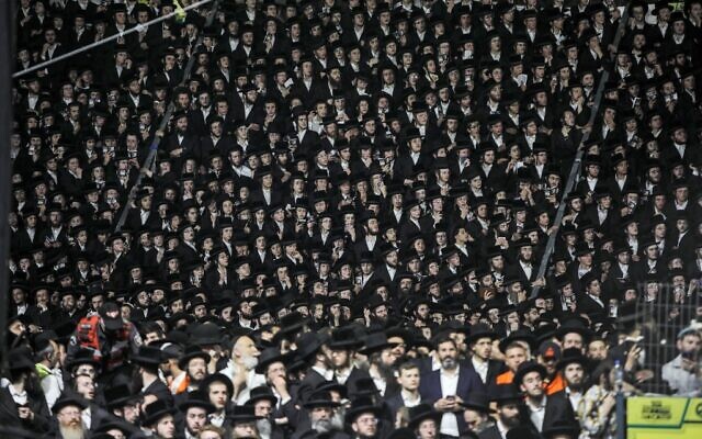 Des juifs ultra-orthodoxes se rassemblant autour de la tombe du rabbin Shimon Bar Yochai, pour célébrer la fête juive de Lag BaOmer, au Mont Meron, dans le nord d'Israël, le 29 avril 2021. (Crédit : Jalaa Marey/AFP) Des juifs ultra-orthodoxes se rassemblant autour de la tombe du rabbin Shimon Bar Yochai, pour célébrer la fête juive de Lag BaOmer, au Mont Meron, dans le nord d'Israël, le 29 avril 2021. (Crédit : Jalaa Marey/AFP)