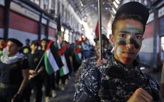 Des enfants syriens et palestiniens lors d'un rassemblement de la Journée al-Quds, au marché couvert de Hamidiya à Damas, dans la capitale de la Syrie, le 7 mai 2021. (Crédit : Louai Beshara / AFP)