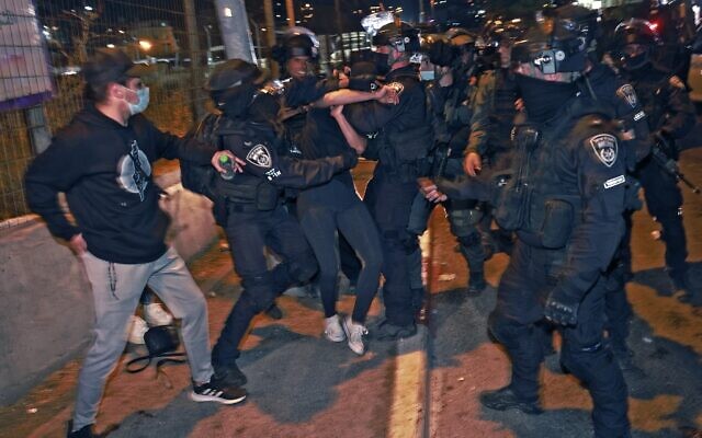 Des policiers israéliens aux prises avec des manifestants protestant contre l'expulsion possible de familles palestiniennes du quartier de Sheikh Jarrah à Jérusalem-Est, le 8 mai 2021. (Crédit : Menahem KAHANA / AFP) Des policiers israéliens aux prises avec des manifestants protestant contre l'expulsion possible de familles palestiniennes du quartier de Sheikh Jarrah à Jérusalem-Est, le 8 mai 2021. (Crédit : Menahem KAHANA / AFP)