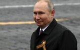 Le président russe Vladimir Poutine quitte la Place Rouge après le défilé militaire du jour de la victoire à Moscou le 9 mai 2021. (Crédit : Kirill KUDRYAVTSEV / AFP)