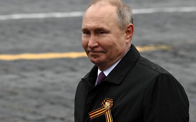 Le président russe Vladimir Poutine quitte la Place Rouge après le défilé militaire du jour de la victoire à Moscou le 9 mai 2021. (Crédit : Kirill KUDRYAVTSEV / AFP) Le président russe Vladimir Poutine quitte la Place Rouge après le défilé militaire du jour de la victoire à Moscou le 9 mai 2021. (Crédit : Kirill KUDRYAVTSEV / AFP)
