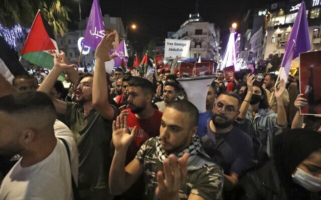 Des Palestiniens manifestent contre l'expulsion de familles palestiniennes dans le quartier Sheikh Jarrah à Jérusalem-Est à Ramallah, le 9 mai 2021. (Crédit : ABBAS MOMANI / AFP) Des Palestiniens manifestent contre l'expulsion de familles palestiniennes dans le quartier Sheikh Jarrah à Jérusalem-Est à Ramallah, le 9 mai 2021. (Crédit : ABBAS MOMANI / AFP)