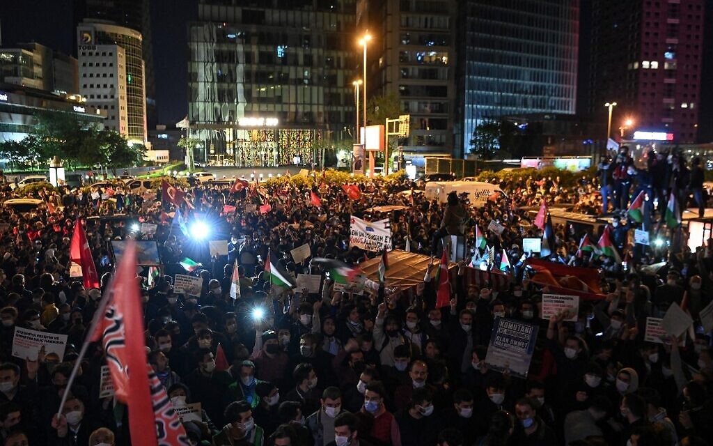 Des centaines de personnes ont manifesté en soutien aux Palestiniens dimanche 9 mai 2021 aux abords du consulat israélien à Istanbul (Crédit : OZAN KOSE / AFP)