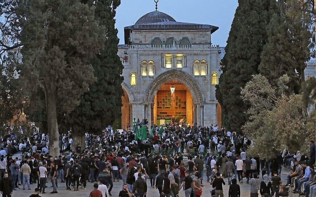 Des Palestiniens se rassemblent dans l'enceinte du Mont du Temple à Jérusalem, le 10 mai 2021. (Crédit :  Ahmad GHARABLI / AFP)