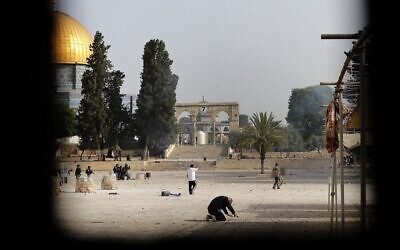 Palestinians clash with Israeli security forces at Jerusalem's Al-Aqsa mosque compound on May 10, 2021, ahead of a planned march to commemorate Israel's takeover of Jerusalem in the 1967 Six-Day War. (Photo by Ahmad GHARABLI / AFP)