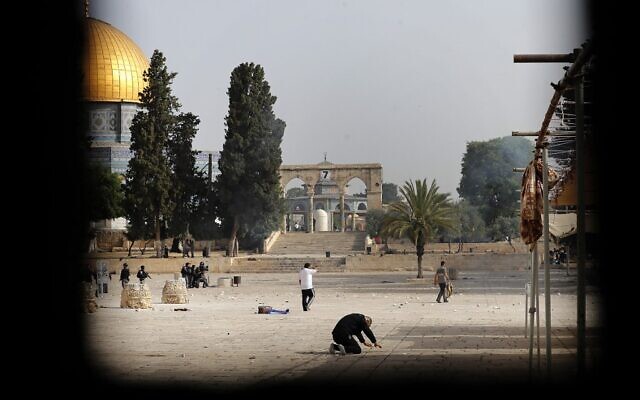 Palestinians clash with Israeli security forces at Jerusalem's Al-Aqsa mosque compound on May 10, 2021, ahead of a planned march to commemorate Israel's takeover of Jerusalem in the 1967 Six-Day War. (Photo by Ahmad GHARABLI / AFP) Palestinians clash with Israeli security forces at Jerusalem's Al-Aqsa mosque compound on May 10, 2021, ahead of a planned march to commemorate Israel's takeover of Jerusalem in the 1967 Six-Day War. (Photo by Ahmad GHARABLI / AFP)