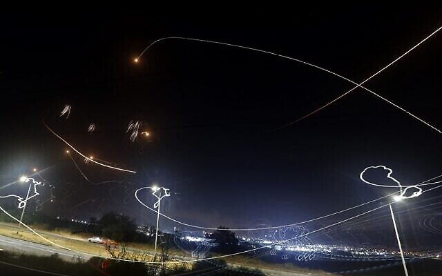 Le système de défense antimissile israélien Dôme de fer intercepte des roquettes lancées par des terroristes palestiniens depuis la bande de Gaza, au-dessus de la ville côtière méridionale d'Ashkelon, le 10 mai 2021. (Jack Guez/AFP) Le système de défense antimissile israélien Dôme de fer intercepte des roquettes lancées par des terroristes palestiniens depuis la bande de Gaza, au-dessus de la ville côtière méridionale d'Ashkelon, le 10 mai 2021. (Jack Guez/AFP)