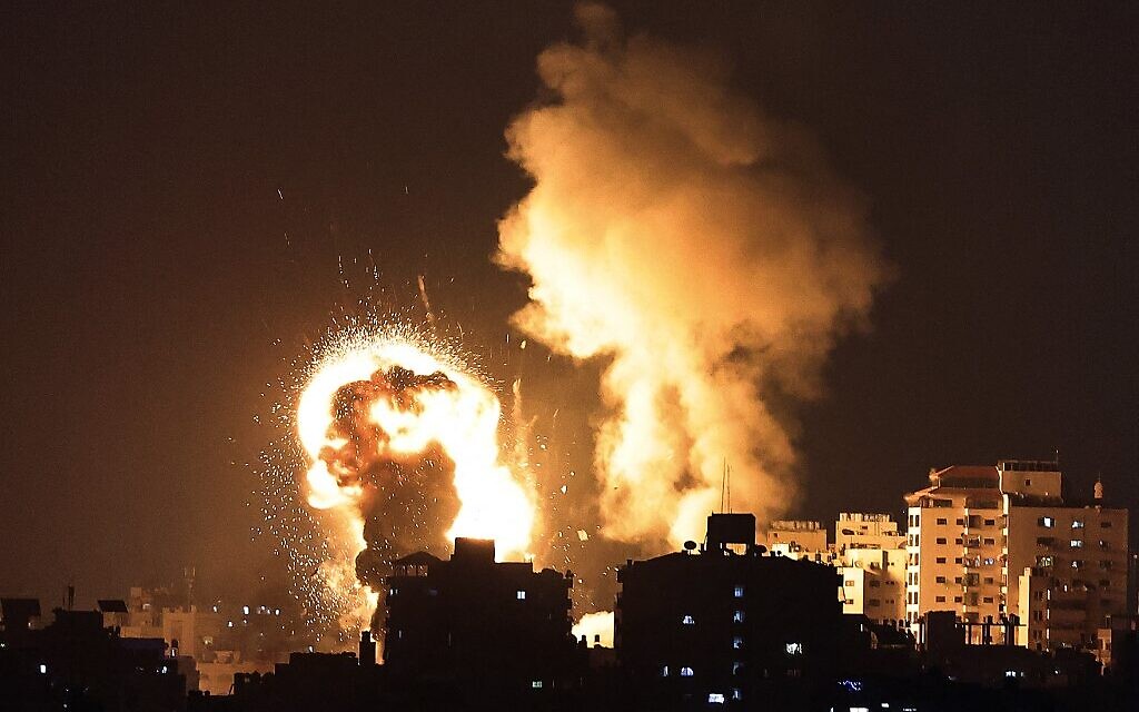 Des nuages de feu surgissent après des frappes aériennes israéliennes dans la bande de Gaza, contrôlées par le mouvement terroriste islamiste palestinien Hamas, le 10 mai 2021. (AFP).