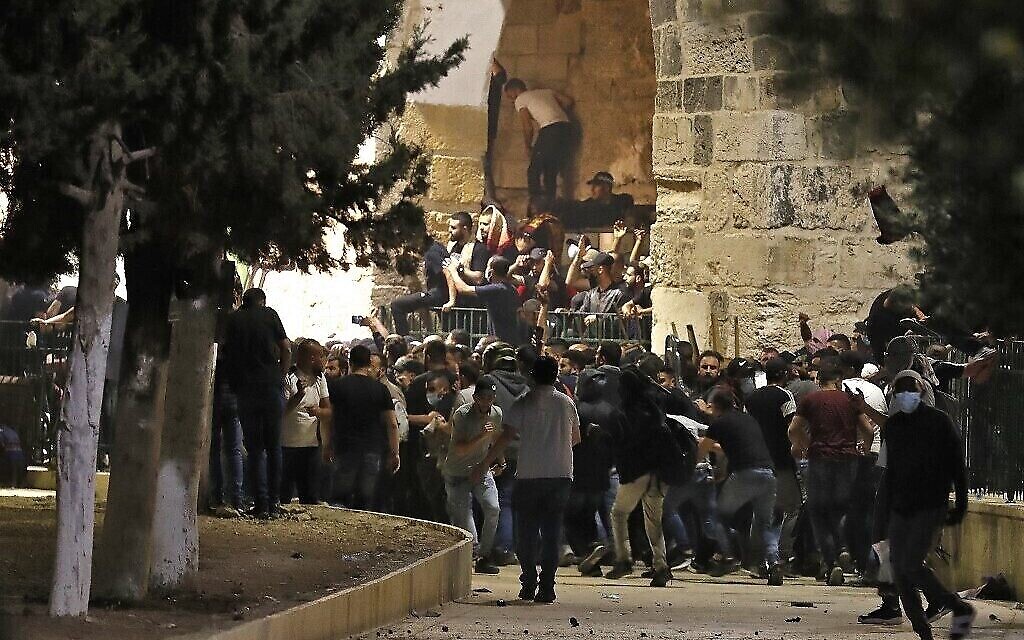 Affrontements entre émeutiers palestiniens et policiers israéliens sur le mont du Temple, à Jérusalem, le 10 mai 2021. (Crédit : Ahmad GHARABLI / AFP)