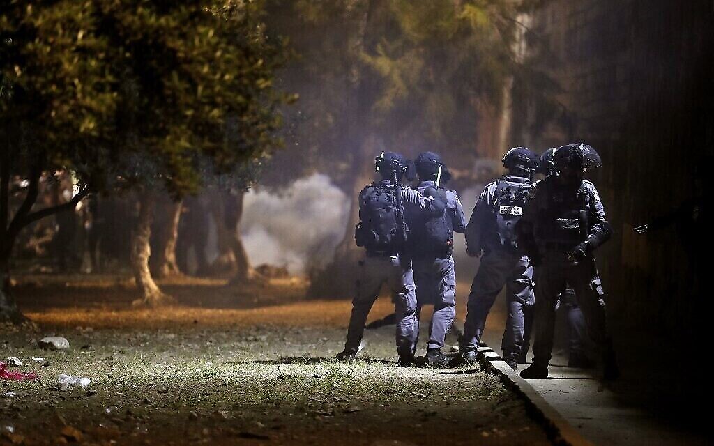 Affrontements entre émeutiers palestiniens et policiers israéliens sur le mont du Temple, à Jérusalem, le 10 mai 2021. (Crédit : Ahmad GHARABLI / AFP)