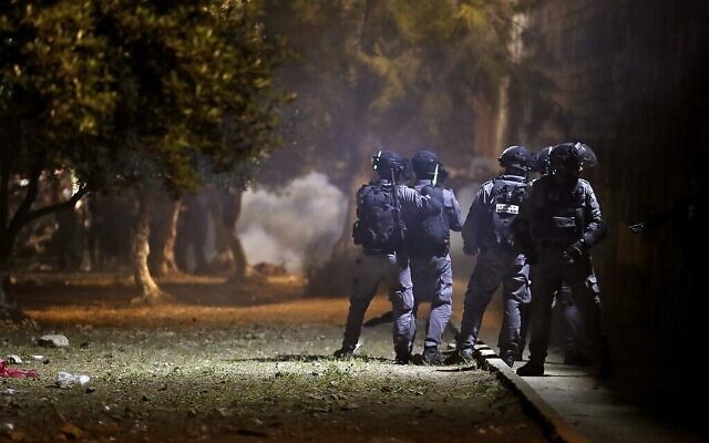Affrontements entre émeutiers palestiniens et policiers israéliens sur le mont du Temple, à Jérusalem, le 10 mai 2021. (Crédit : Ahmad GHARABLI / AFP) Affrontements entre émeutiers palestiniens et policiers israéliens sur le mont du Temple, à Jérusalem, le 10 mai 2021. (Crédit : Ahmad GHARABLI / AFP)