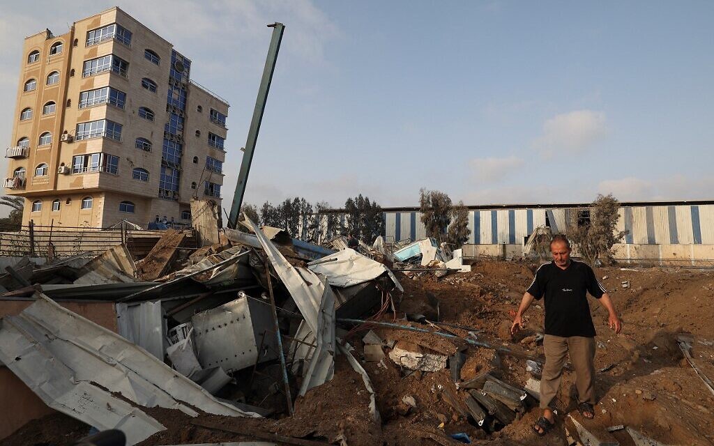 Un immeuble démoli par une frappe israélienne à Gaza, le 11 mai 2021. (Crédit : MAHMUD HAMS / AFP)